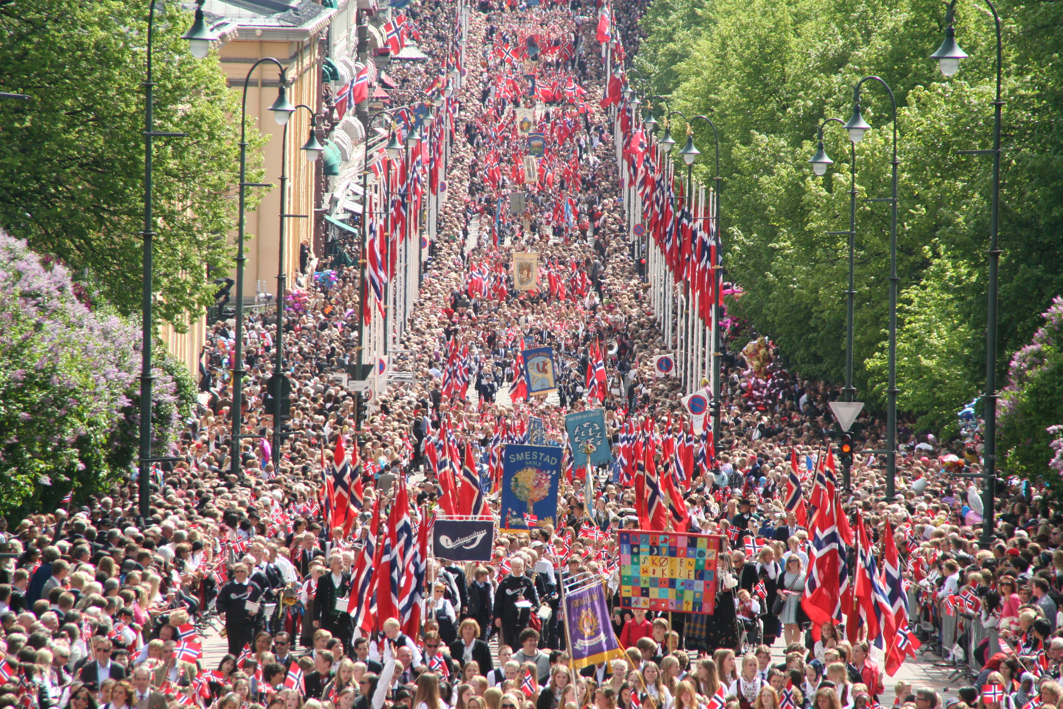 Пестрое население. День Конституции Норвегии 17 мая. Норвегия праздники. Население Норвегии. Национальные праздники Норвегии.